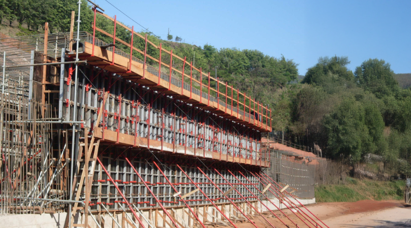 Forma metálica em substituição de forma de madeira em obra